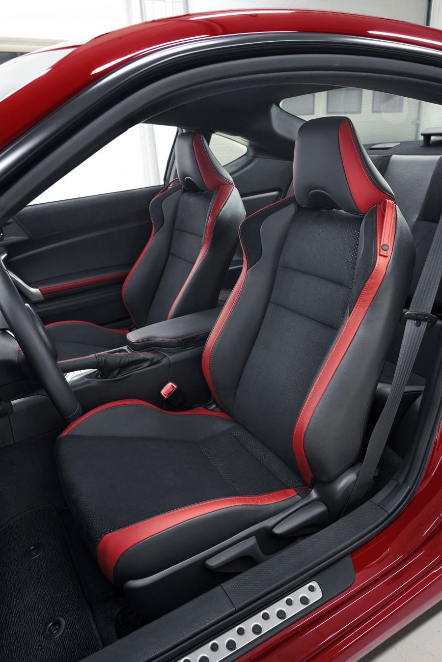 Интерьер Toyota GT 86 2016 года  (WW) (фото 22 из 33)
